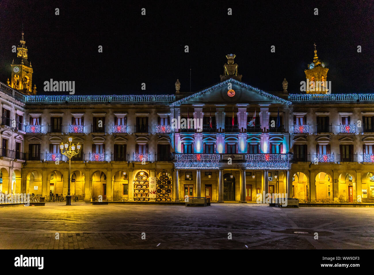 Plaza Nueva (o Plaza de Espana) e il municipio illuminato per Natale, Vitoria Gasteiz Alava, Paesi Baschi Foto Stock