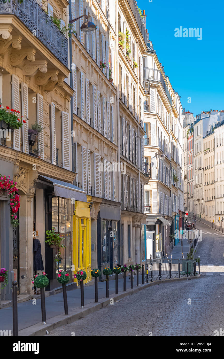 Strada tipica di Montmartre, luogo romantico a Parigi Foto Stock