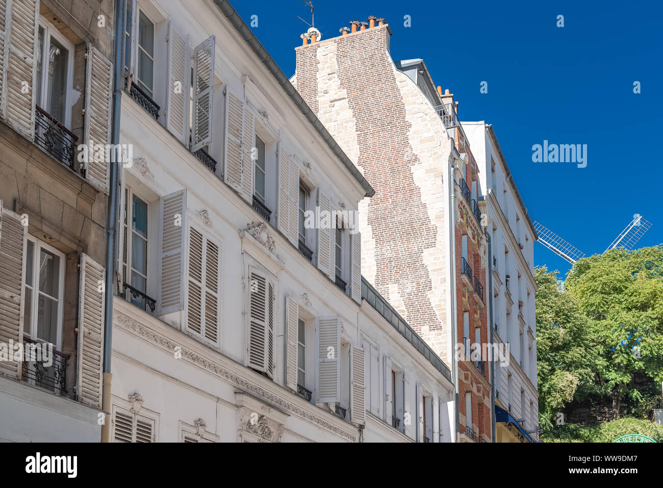 Strada tipica di Montmartre, luogo romantico a Parigi Foto Stock