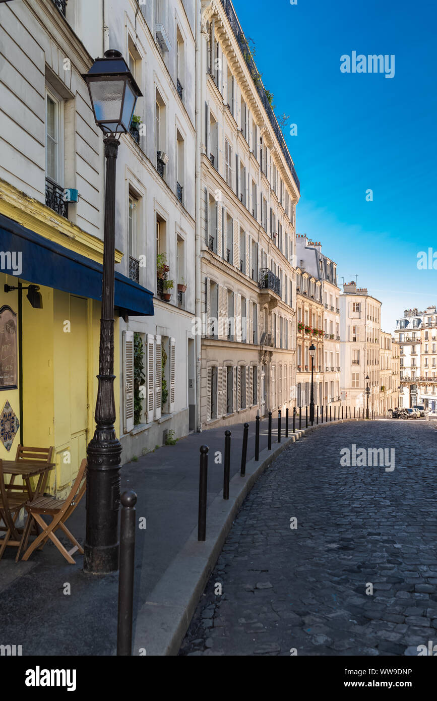 Strada tipica di Montmartre, luogo romantico a Parigi Foto Stock
