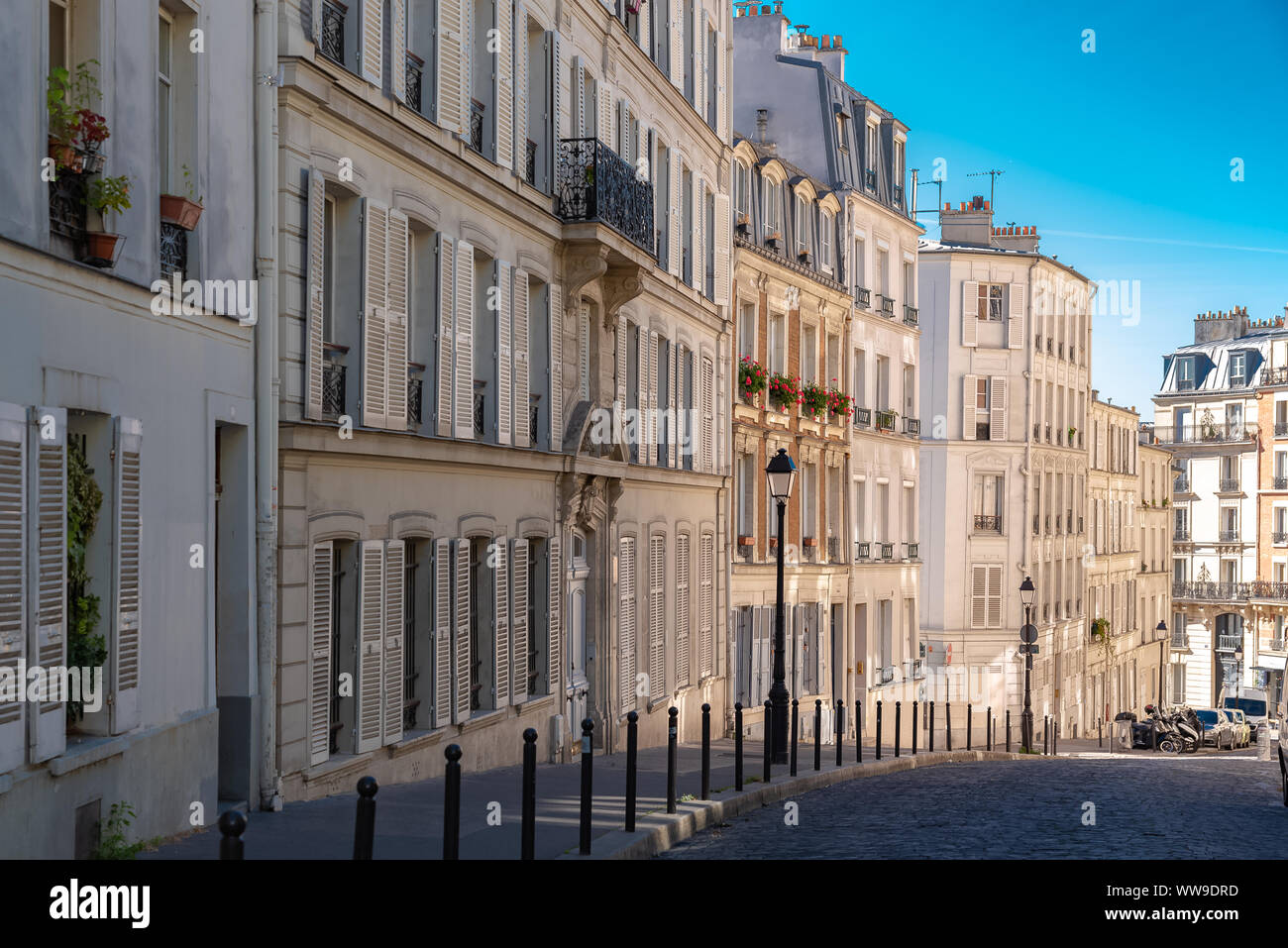 Strada tipica di Montmartre, luogo romantico a Parigi Foto Stock