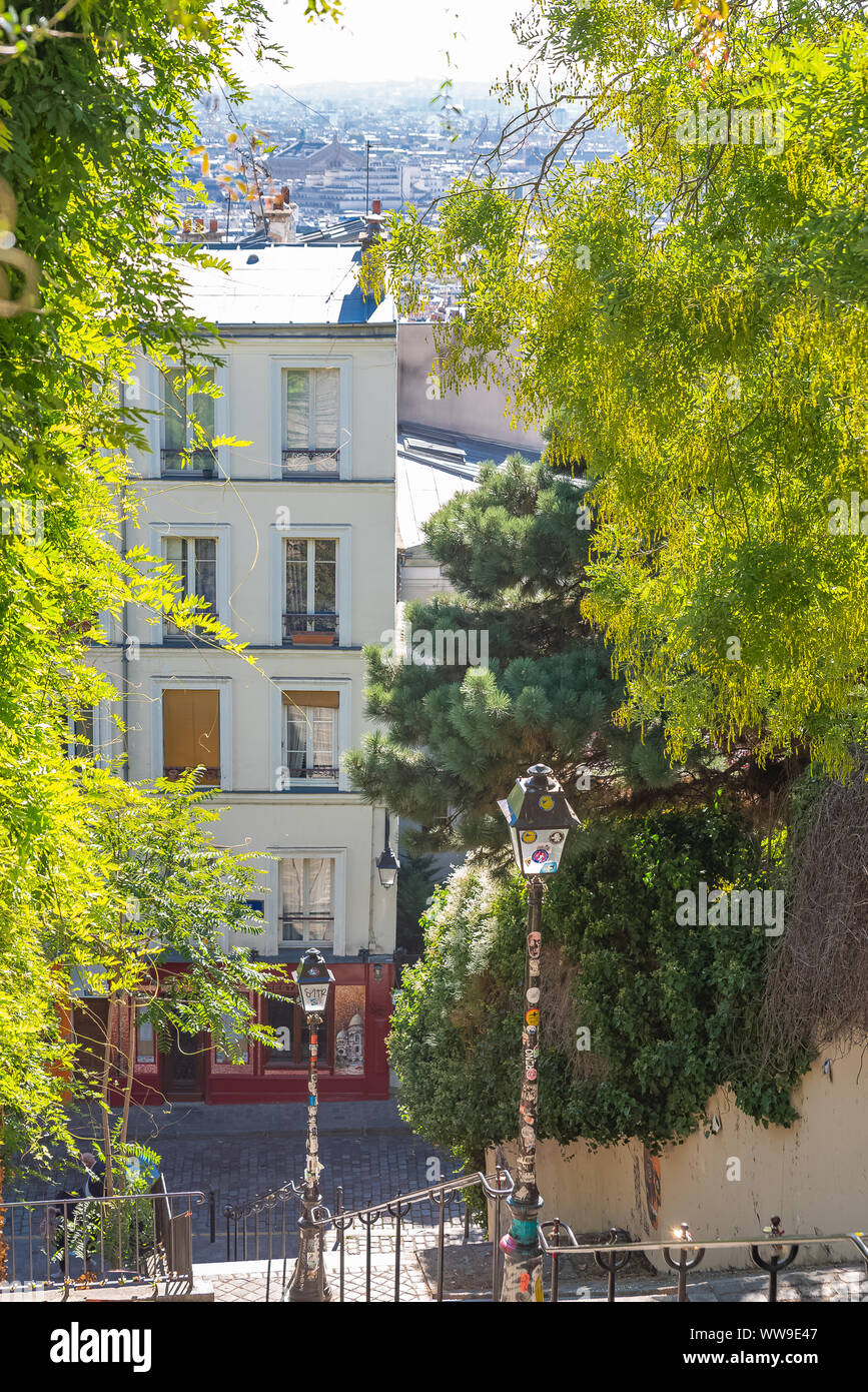 Strada tipica di Montmartre, luogo romantico a Parigi Foto Stock