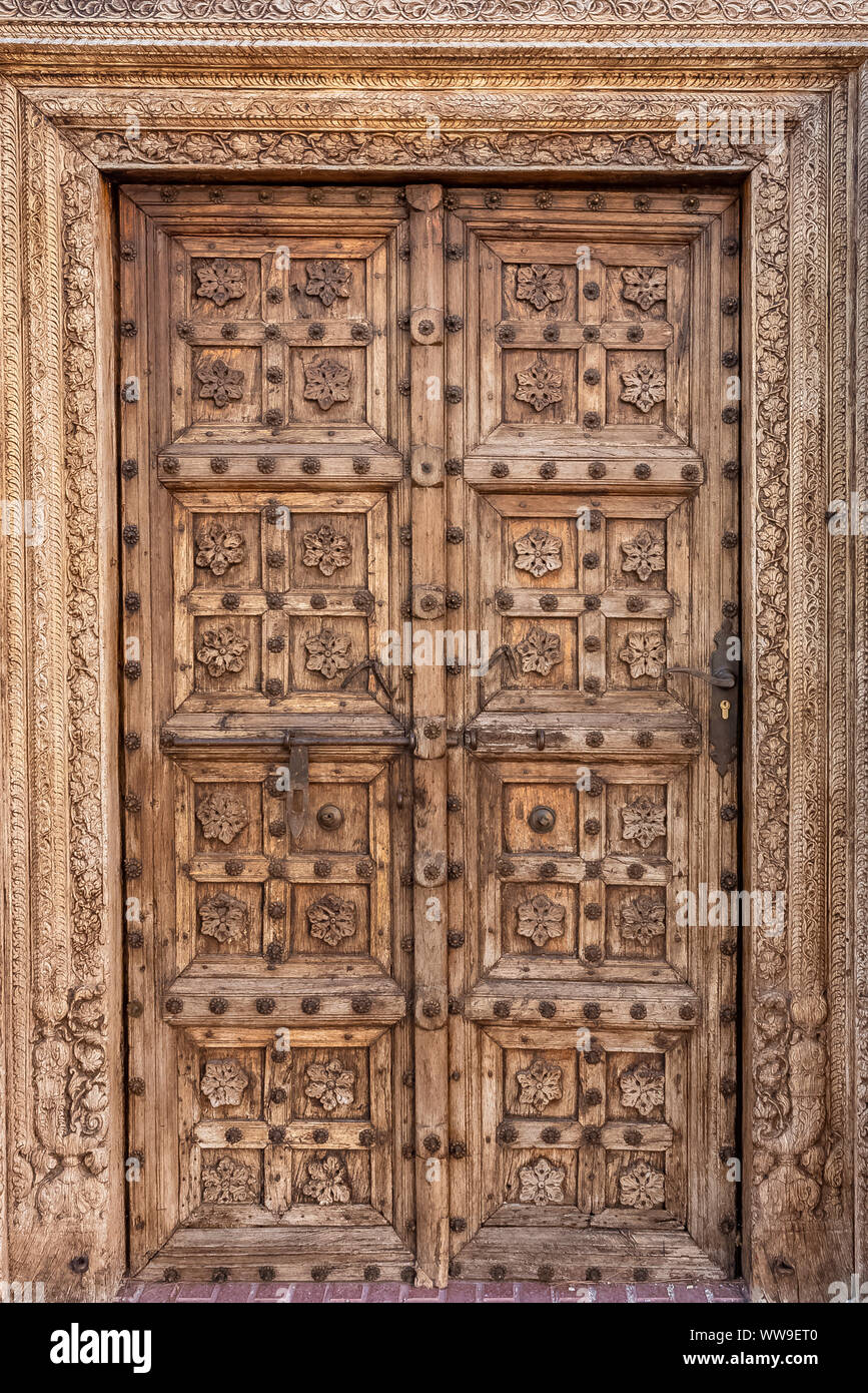 Ibiza, bella porta di legno nel vecchio villaggio Foto Stock