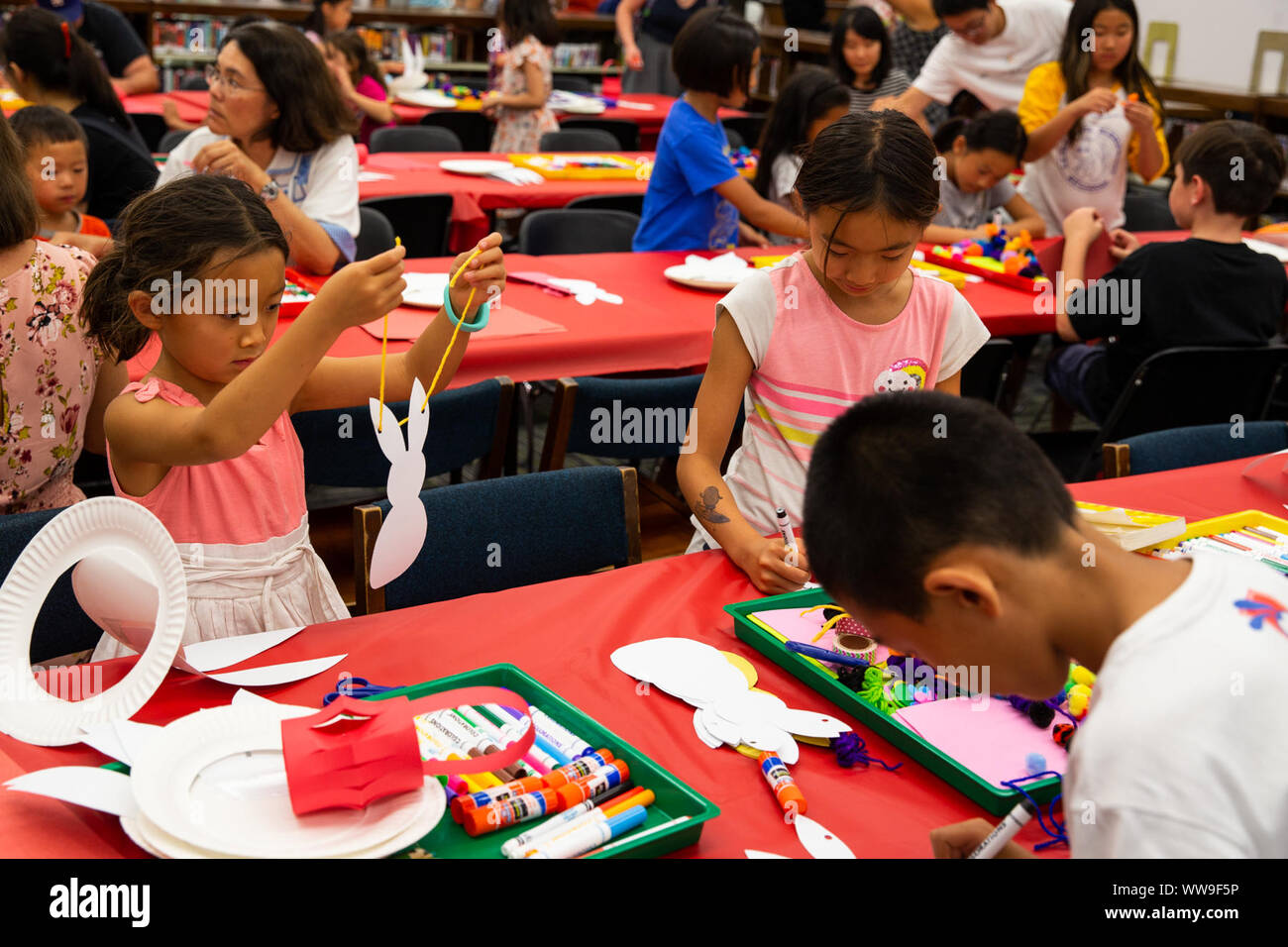 Los Angeles, Stati Uniti d'America. Xiii Sep, 2019. I bambini che frequentano un evento da celebrare i cinesi Mid-Autumn Festival presso la biblioteca di La Canada Flintridge, California, Stati Uniti, Sett. 13, 2019. Credito: Qian Weizhong/Xinhua Foto Stock
