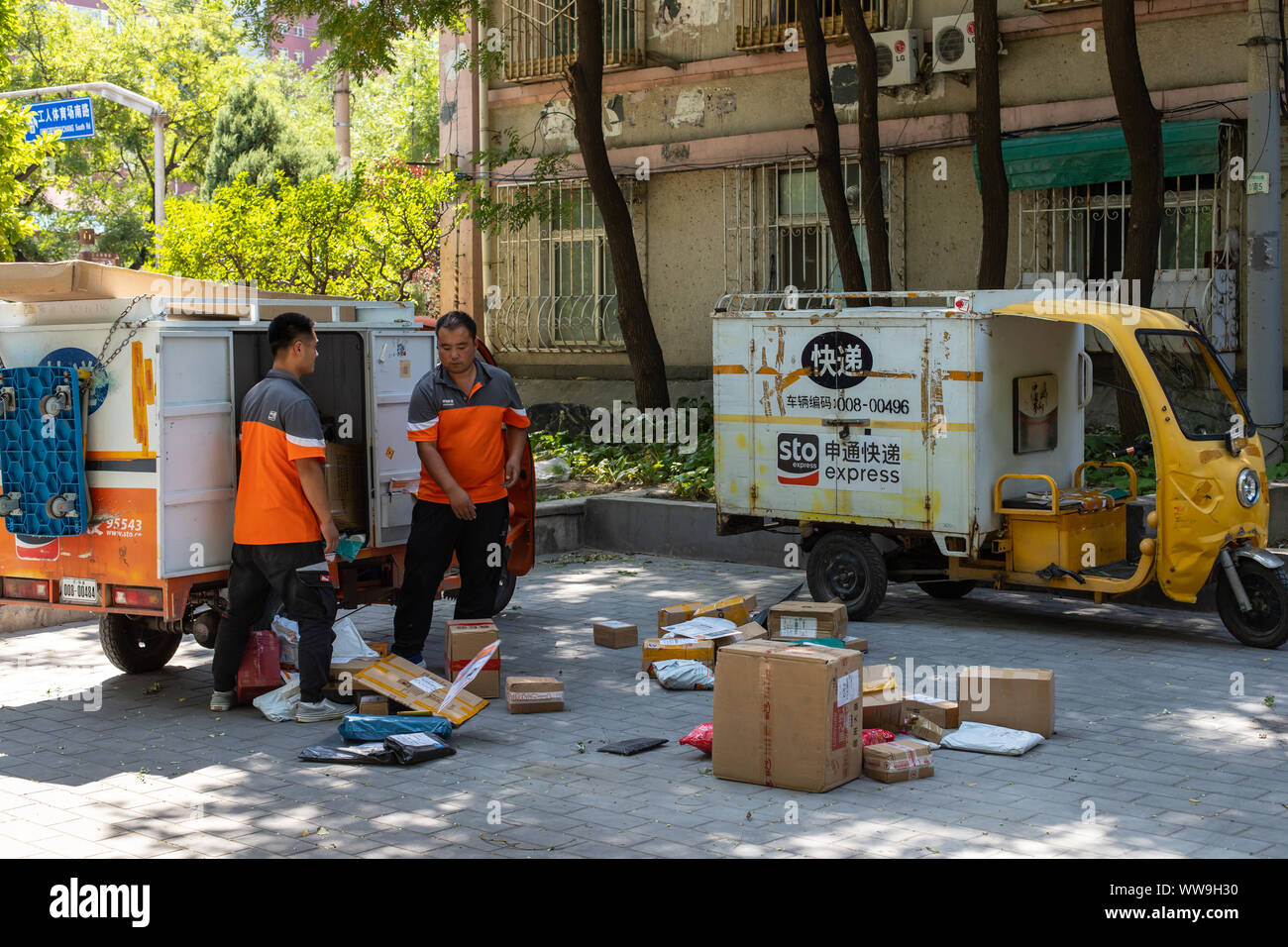 Pechino, Cina - 17 Agosto, 2019. China Post consegna. I cinesi del settore postale elabora più di 100 milioni di pacchi al giorno. Foto Stock