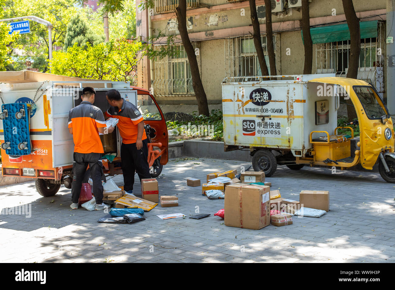 Pechino, Cina - 17 Agosto, 2019. China Post consegna. I cinesi del settore postale elabora più di 100 milioni di pacchi al giorno. Foto Stock