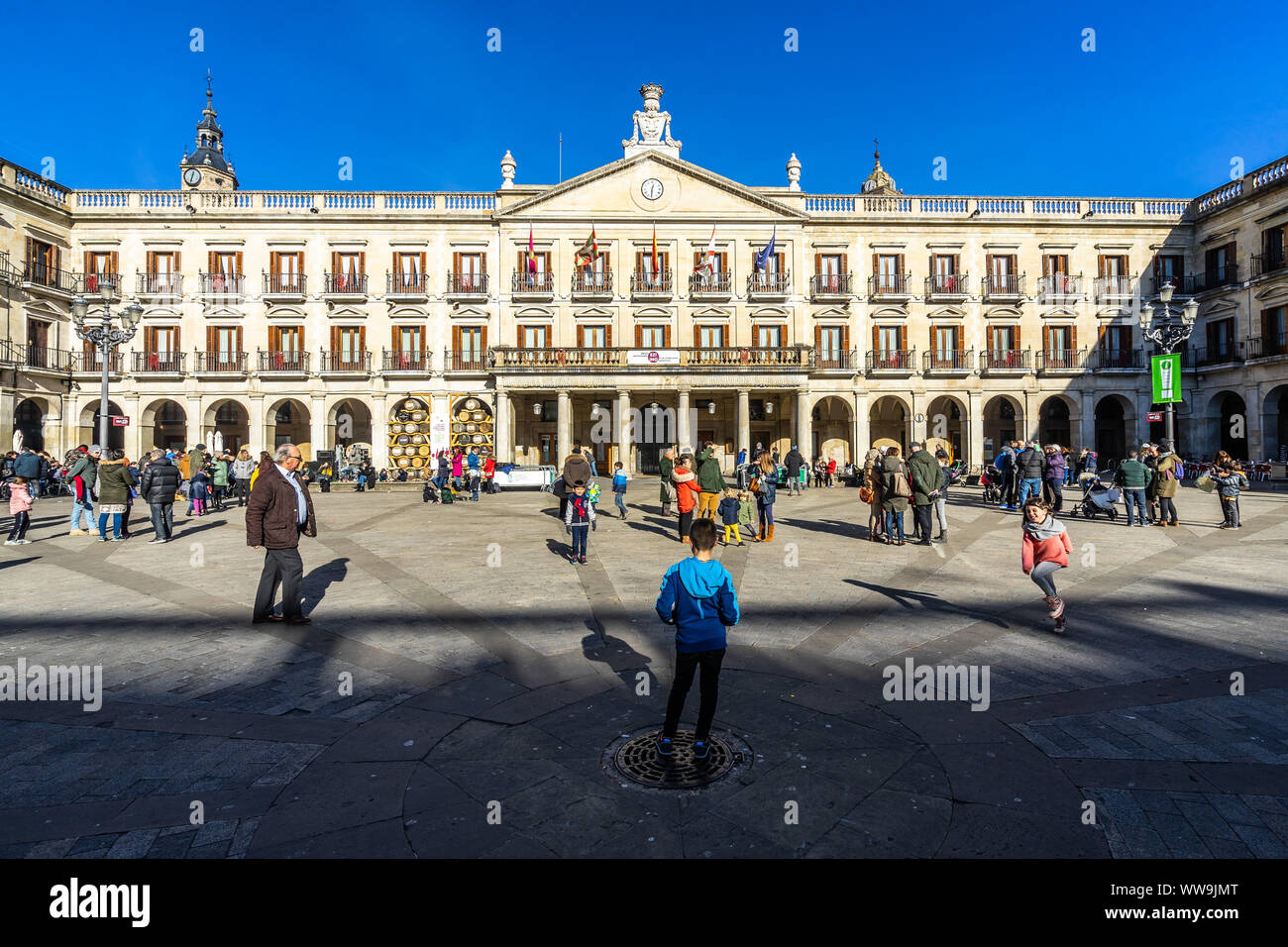 Per coloro che godono di una giornata di sole di fronte a Vitoria Gasteiz municipio in Plaza Nueva. Vitoria-Gasteiz, Paesi Baschi, Gennaio 2019 Foto Stock