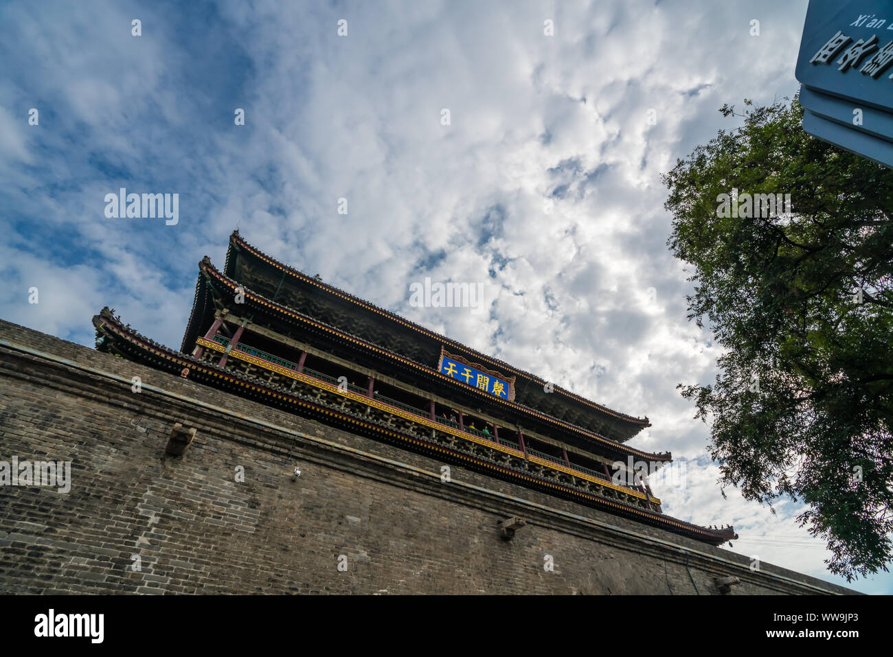 Xian, Cina - Luglio 2019 : imponente punto di riferimento della Torre del Tamburo nella città Xian, Shaaxi Provincia Foto Stock