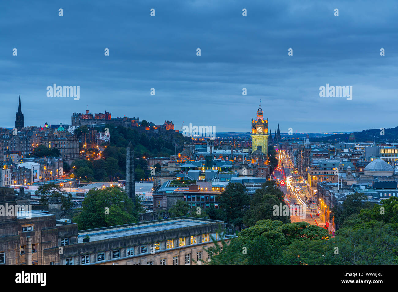 Twilight vista su Edinburgo come visto da di Calton Hill. Foto Stock