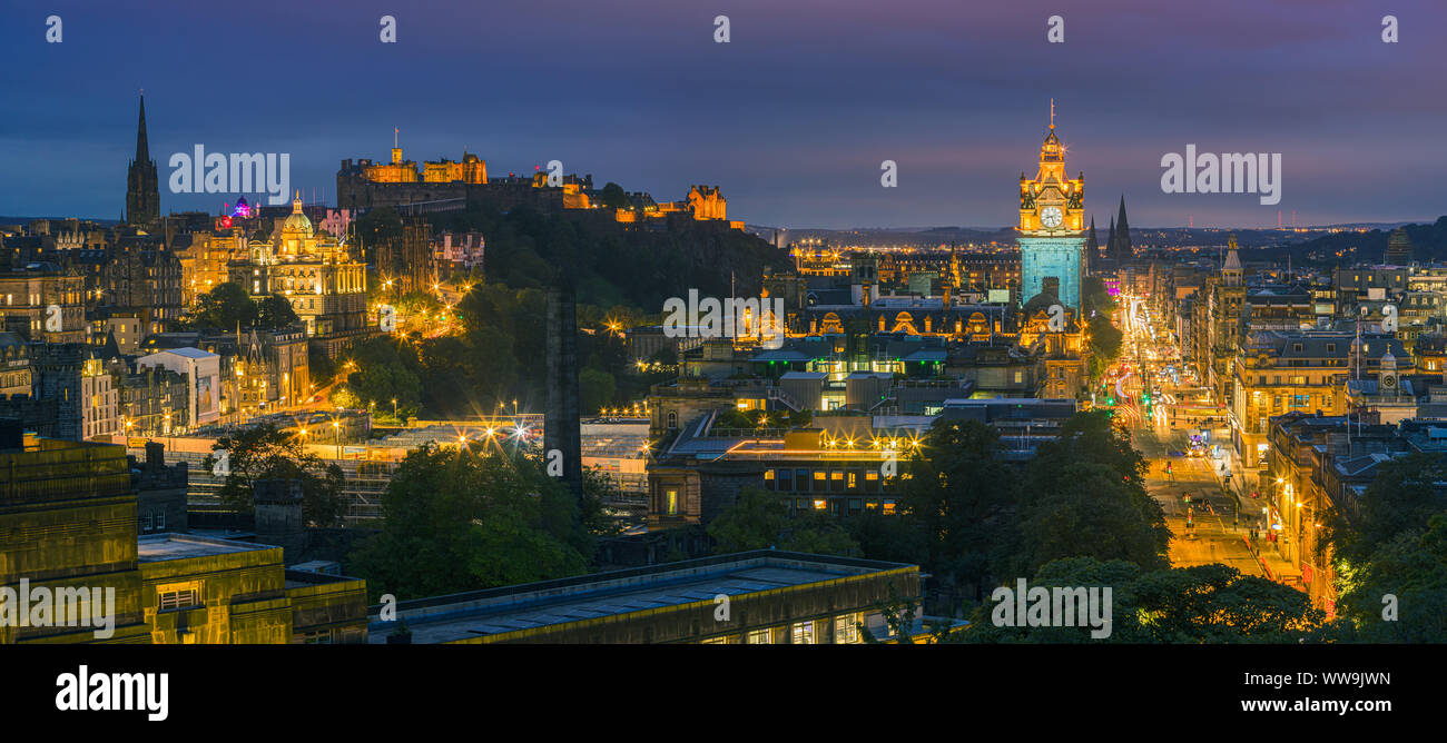 Twilight vista su Edinburgo come visto da di Calton Hill. Foto Stock