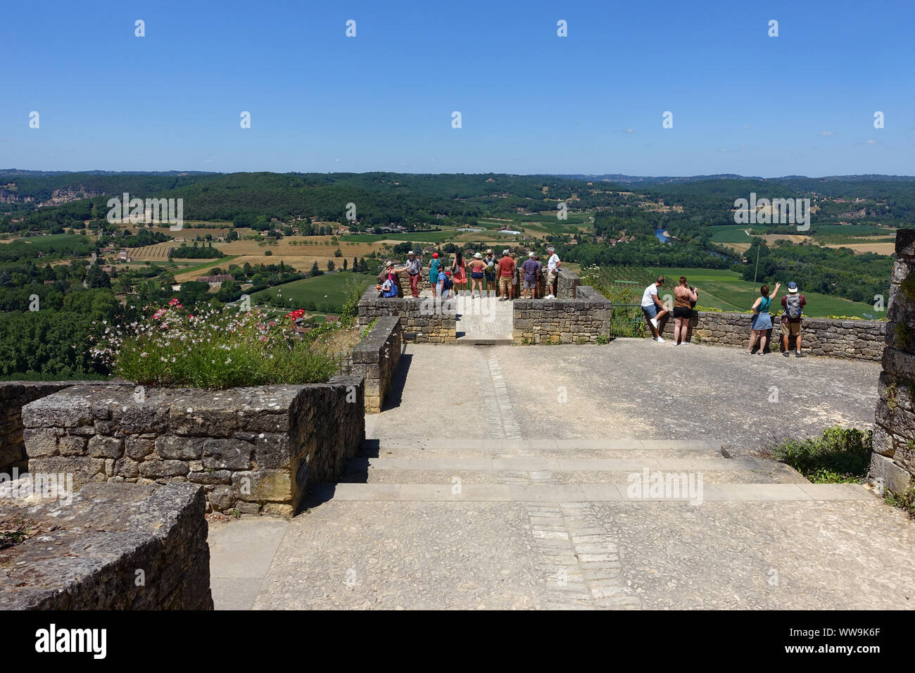 Domme, Francia 15 luglio 2019: Turisti in piedi su una piattaforma di osservazione che si affaccia sulla Dordogne dalla città di Domme in Francia Foto Stock