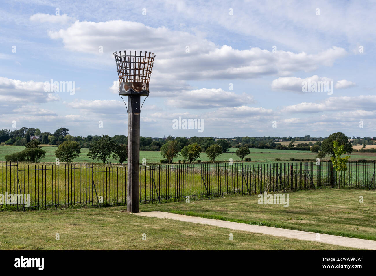 Vista sulla campagna in estate con un fuoco di Beacon in primo piano, Piddington, Northamptonshire, Regno Unito Foto Stock Vista sulla campagna in estate con un fuoco di Beacon in primo piano, Piddington, Northamptonshire, Regno Unito Foto Stock