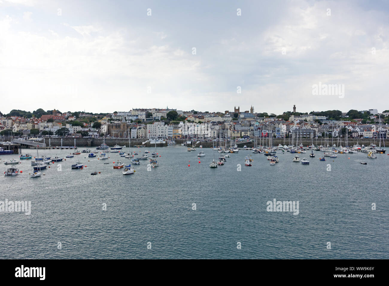 St Peter Port Guernsey, 25 Luglio 2019: il porto di St Peter Port a Guernsey su un cupo nuvoloso giornata d'estate Foto Stock