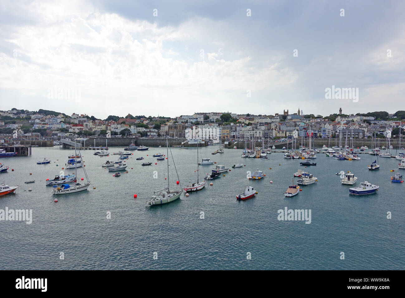St Peter Port Guernsey, 25 Luglio 2019: il porto di St Peter Port a Guernsey su un cupo nuvoloso giornata d'estate Foto Stock