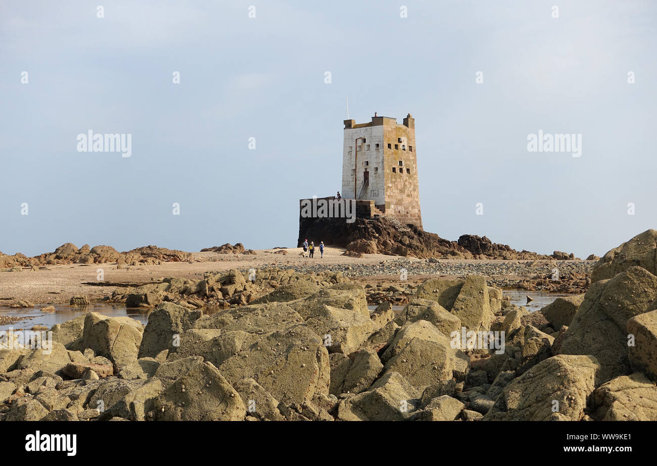 Torre di Seymour, Jersey, Regno Unito 23 Luglio 2019: una torre di difesa costiera su una bassa marea isola rocciosa a circa 2 km dal mare Foto Stock