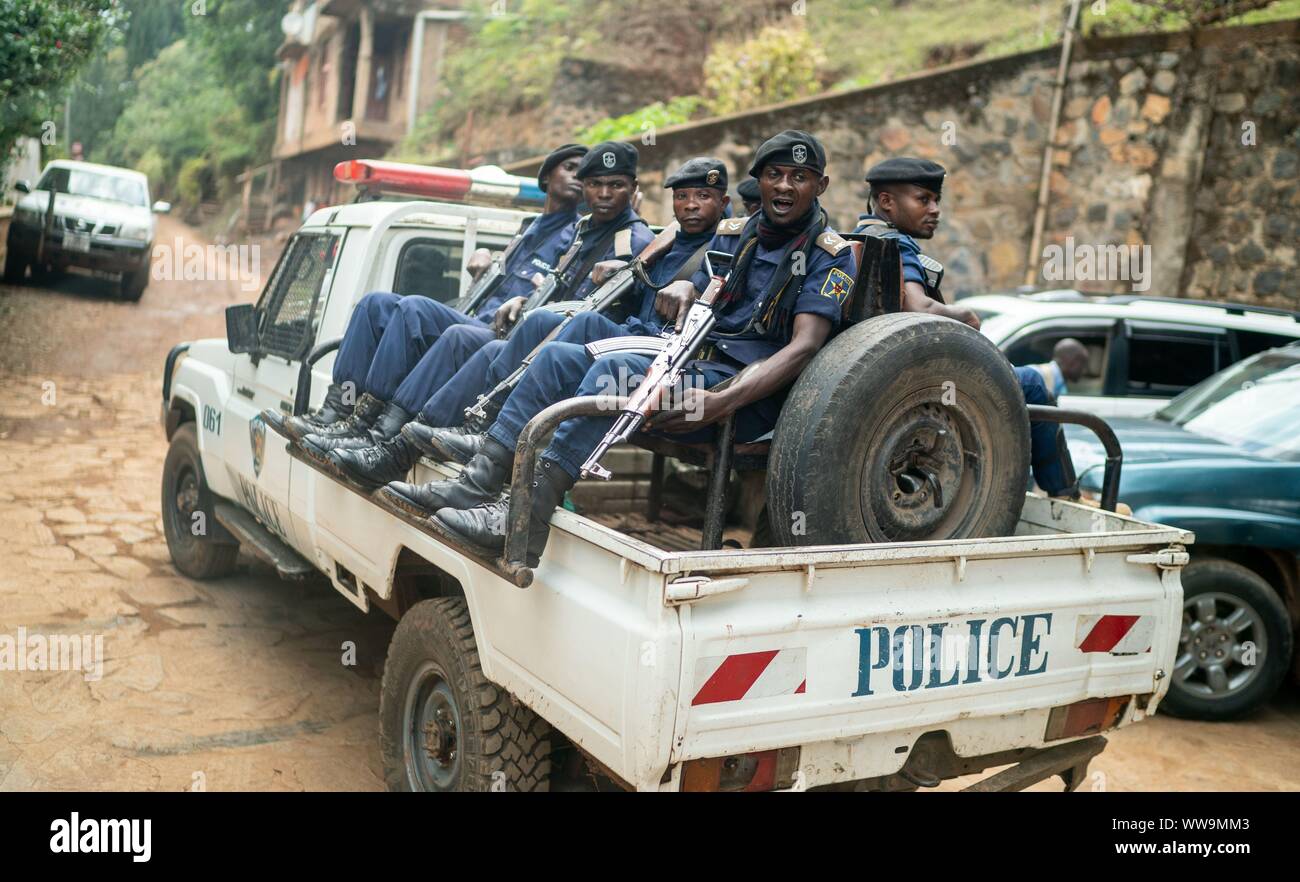 Bukavu, Congo. 04 Sep, 2019. Armati pesantemente e poliziotti di guardia il convoglio di auto del Ministro degli esteri tedesco a Bukavu. Maas visitato il Premio Nobel per la pace Mukwege nel suo ospedale. Credito: Kay Nietfeld/dpa/Alamy Live News Foto Stock