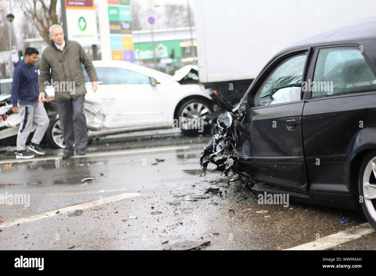 Incidente stradale nella zona est di Londra. Grave incidente. RTA. Strade bagnate. Accelerando. La guida pericolosa. La sicurezza stradale. Immagini autentiche . Dopo le immagini. La gente reale. Immagini di cuore. L'empatia. Emergenza. Chiamare i servizi di emergenza. Foto Stock
