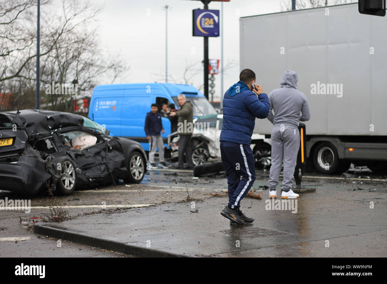 Incidente stradale nella zona est di Londra. Grave incidente. RTA. Strade bagnate. Accelerando. La guida pericolosa. La sicurezza stradale. Immagini autentiche . Dopo le immagini. La gente reale. Immagini di cuore. L'empatia. Emergenza. Chiamare i servizi di emergenza. Foto Stock