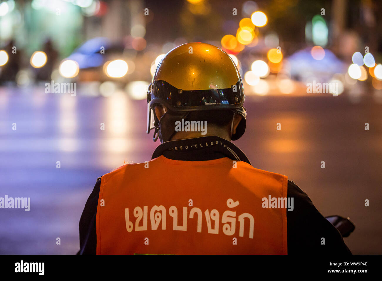 Bangkok, Tailandia - 6 Febbraio 2015: moto-taxi driver per le strade di Bangkok. Foto Stock