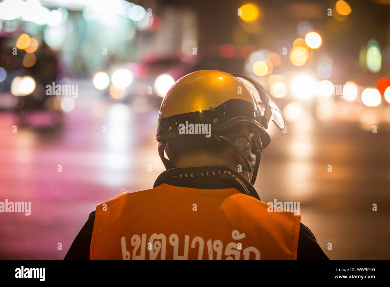 Bangkok, Tailandia - 6 Febbraio 2015: moto-taxi driver per le strade di Bangkok. Foto Stock