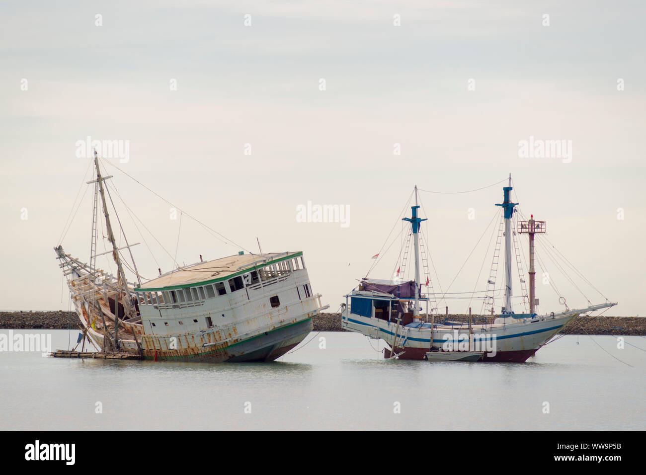 Pinisi, barche in legno, porto a Bira, Sulawesi meridionale, Indonesia 2012 Foto Stock
