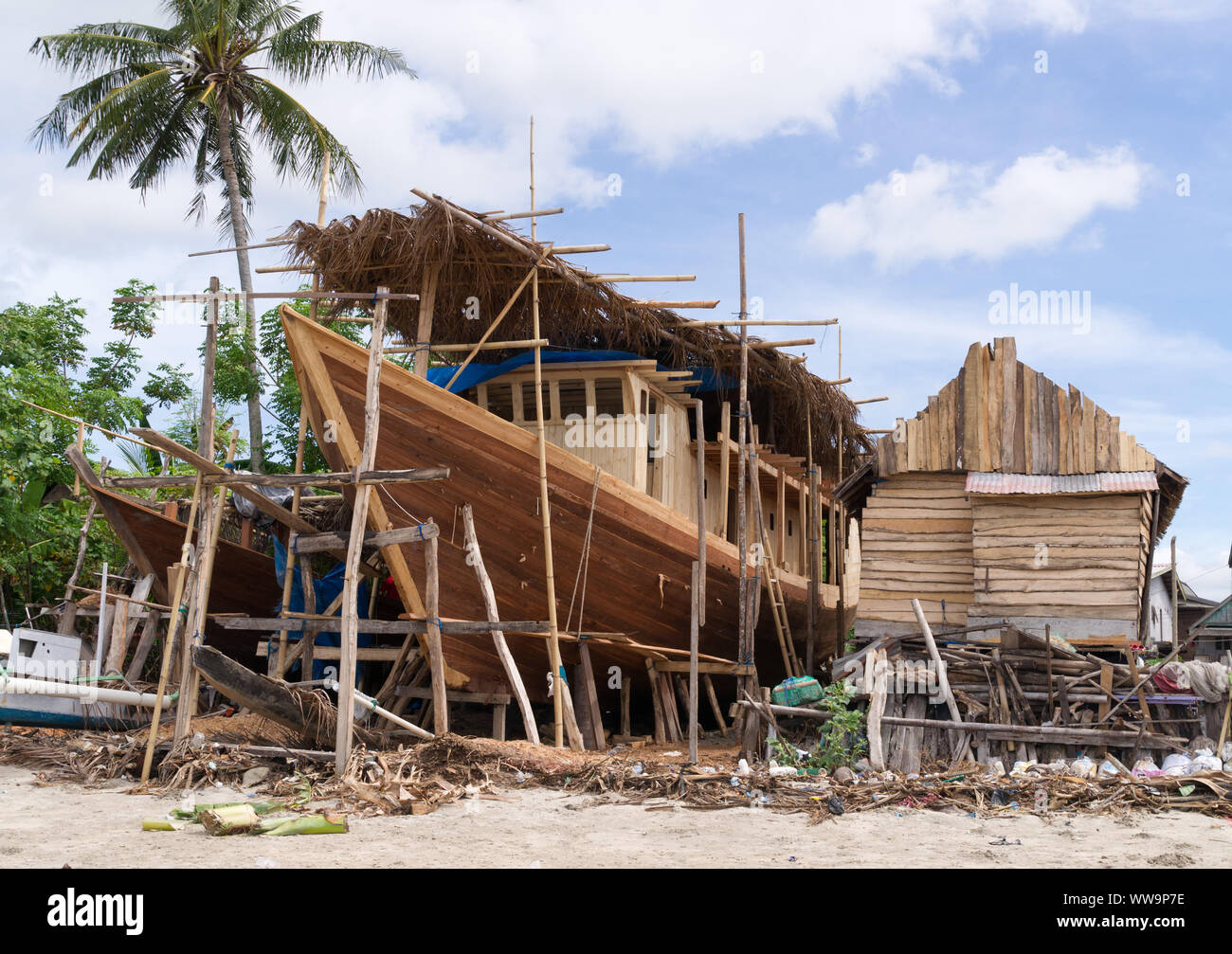 Barca di legno tradizionale è in fase di costruzione in Bira, nel Sud di Sulawesi Foto Stock