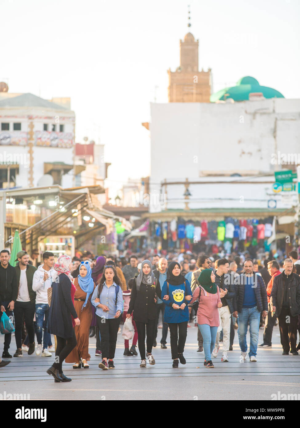 Rabat, Marocco - 9 Aprile 2019: persone sulle strade della vecchia Medina di Rabat, Marocco. Foto Stock