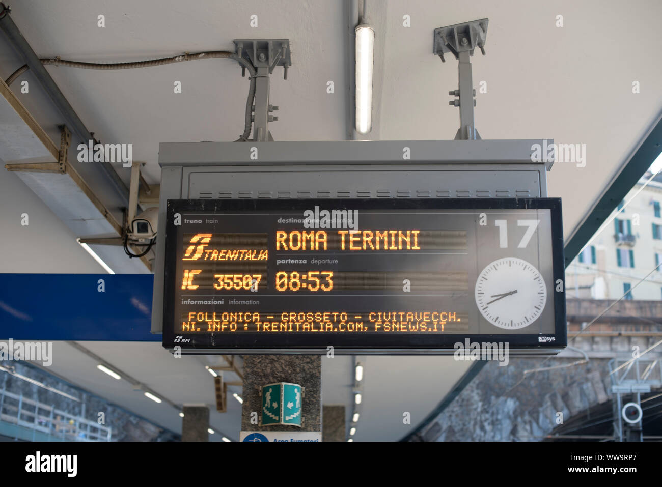 Genova - Luglio 4, 2018: una firma digitale alla Stazione Brignole in Genova mostra che un treno è in partenza per la Stazione Roma Termini. Foto Stock