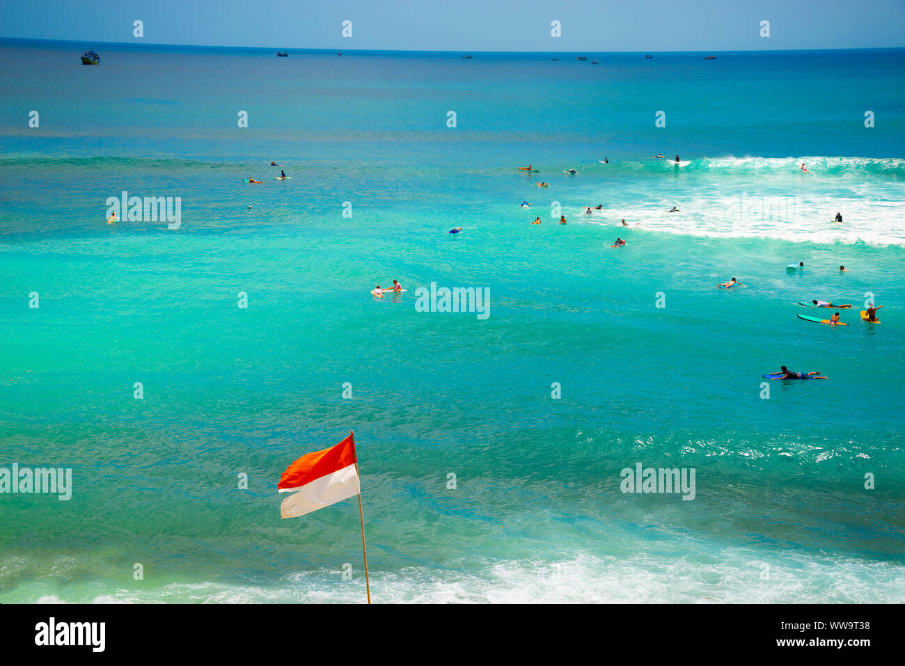 Surfisti in oceano - Bali - Indonesia Foto Stock