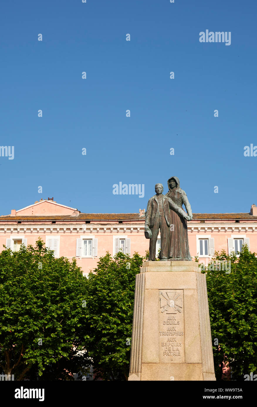 Il Monumento ai Morti madre e figlio statua in Saint Nicholas Square / Place Saint-Nicolas Bastia Corsica Francia. Foto Stock