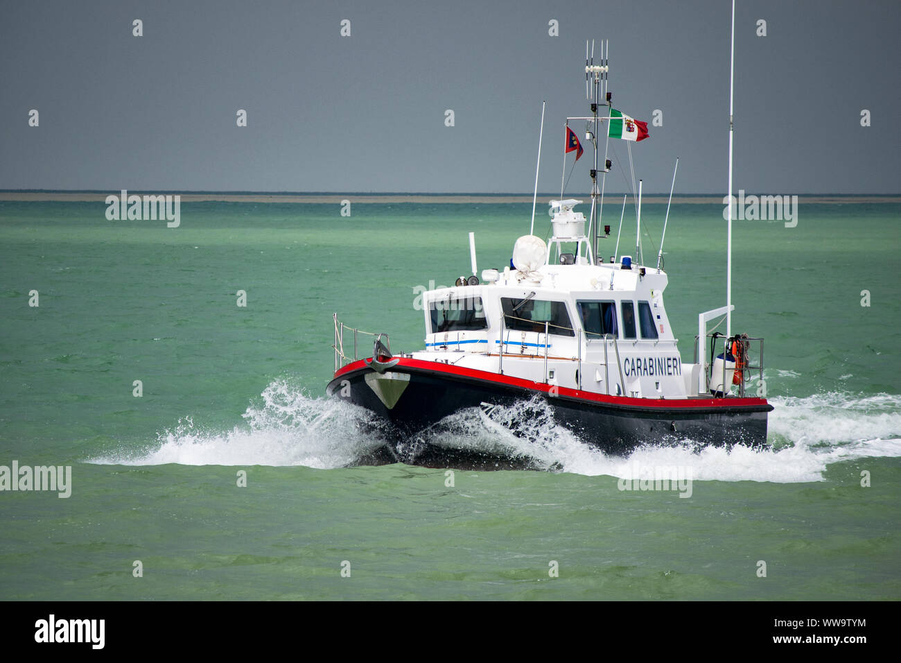 Carabinieri Pattuglia Marittima con una barca a motore. Carabinieri è italiano Gendarmerie Corp con competenza in materia di diritto civile esecuzione. Foto Stock