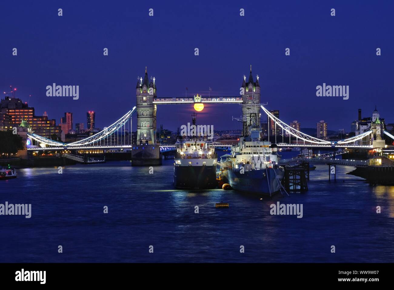 Londra, Regno Unito. 13 Settembre 2019. Una luna piena è vista che sorge dietro il Tower Bridge. La Luna piena a settembre è chiamata la Luna della raccolto. Credit: SIU K lo/Alamy Live News Foto Stock