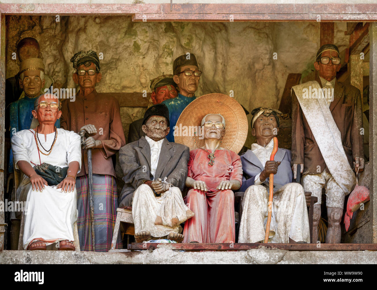 Tau tau, funerali effigi, Londa, Toraja, Sulawesi, Indonesia Foto Stock