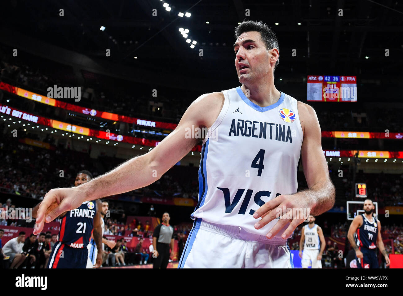 Luis Scola di Argentina svolge durante la semifinale partita contro la Francia della FIBA World Cup al Cadillac Arena a Pechino in Cina, 13 settembre 2019. La Francia è stato battuto da Argentina con 80-66 in semifinale partita della FIBA World Cup al Cadillac Arena a Pechino in Cina, 13 settembre 2019. Foto Stock