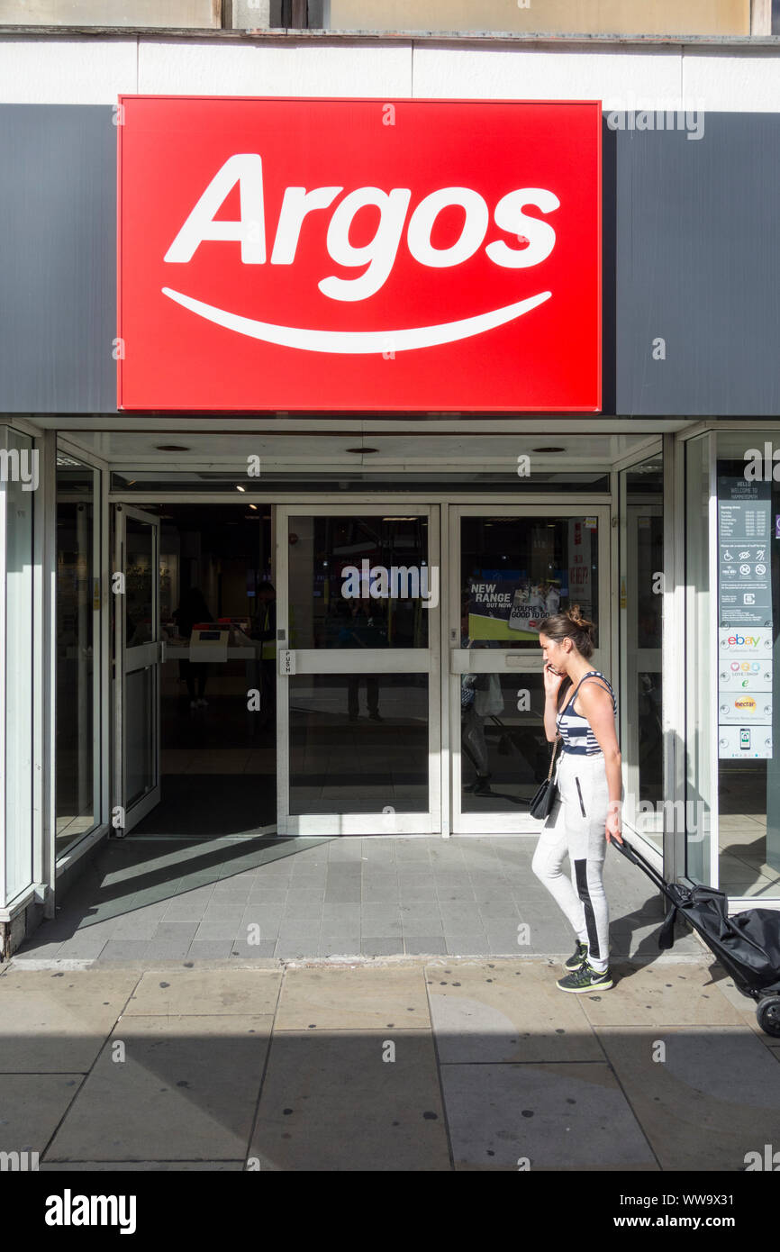 Storefront Argos su King Street, Hammersmith, London, Regno Unito Foto Stock