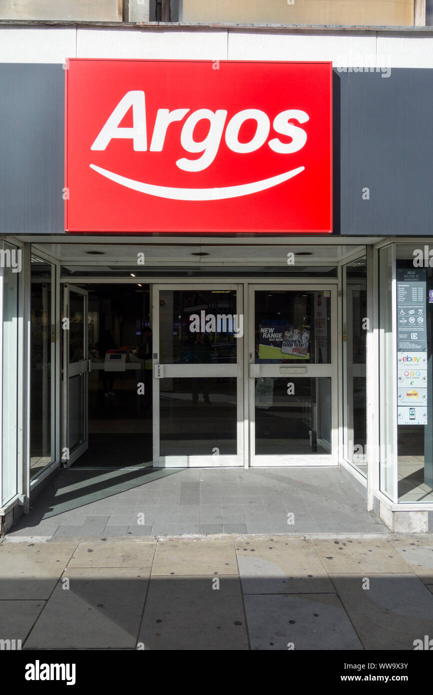 Storefront Argos su King Street, Hammersmith, London, Regno Unito Foto Stock