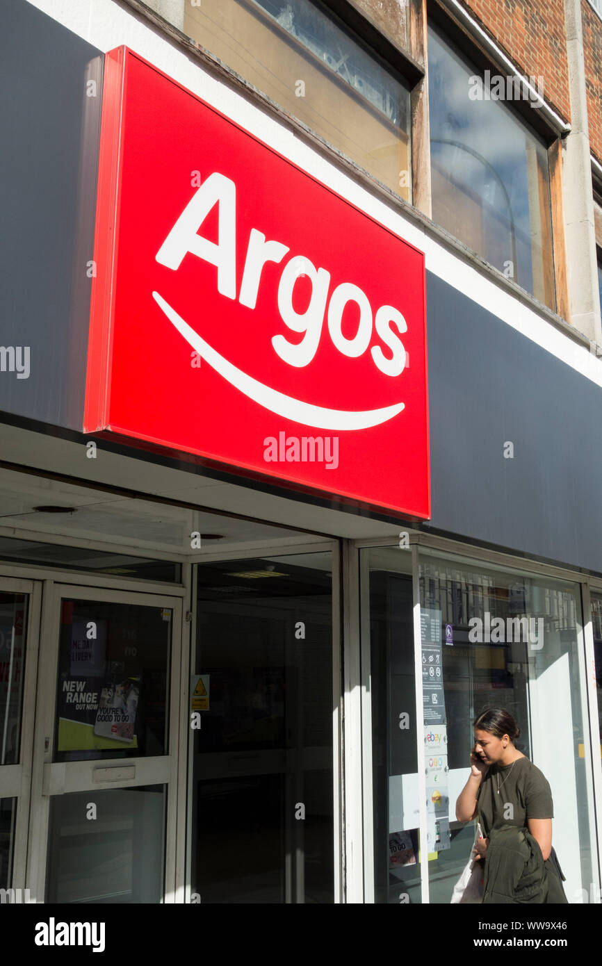 Storefront Argos su King Street, Hammersmith, London, Regno Unito Foto Stock