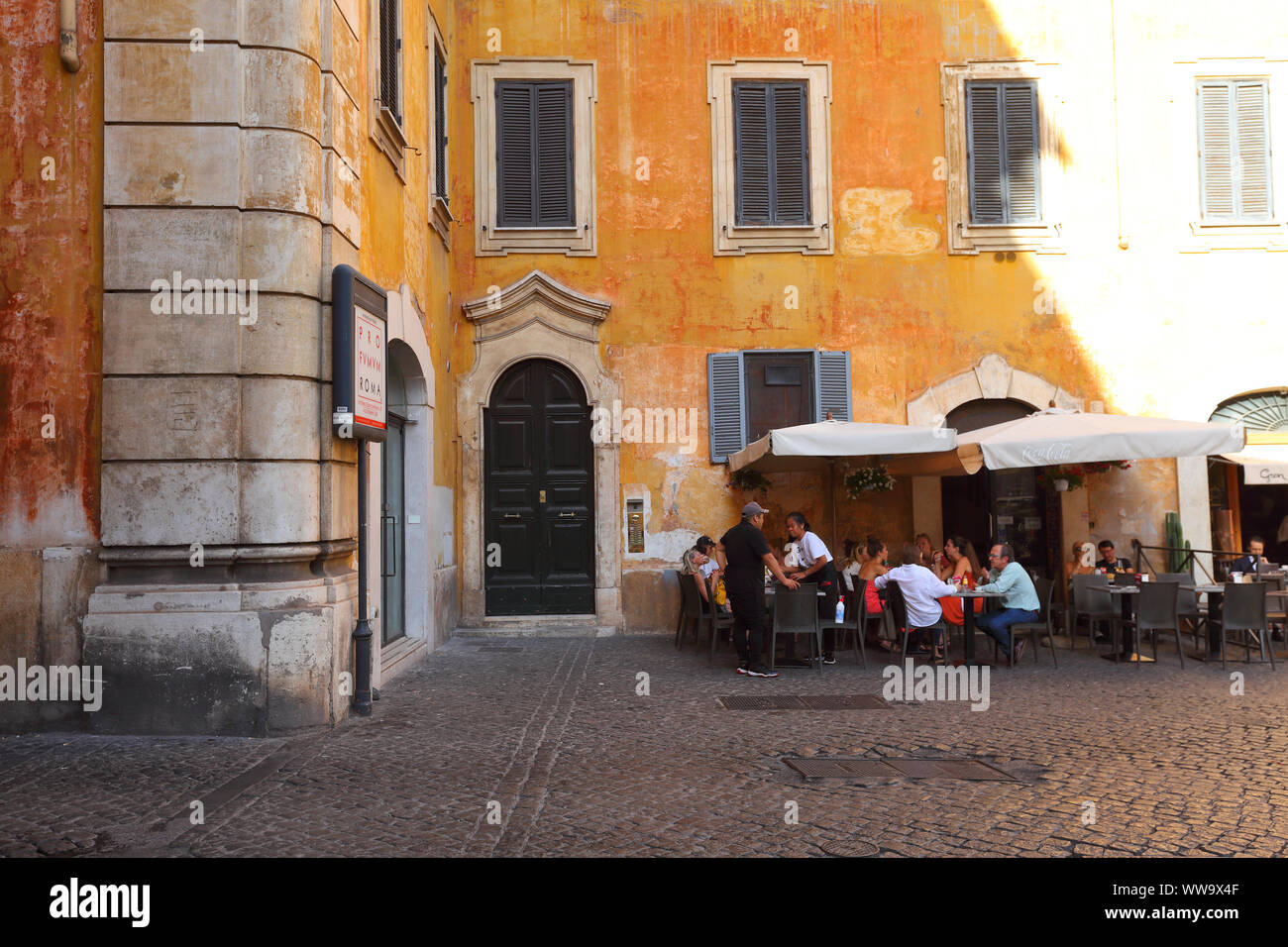 Immagine editoriale roma, Italia - 6.15.2019: Pasti al fresco a Roma in una calda giornata estiva. Foto Stock