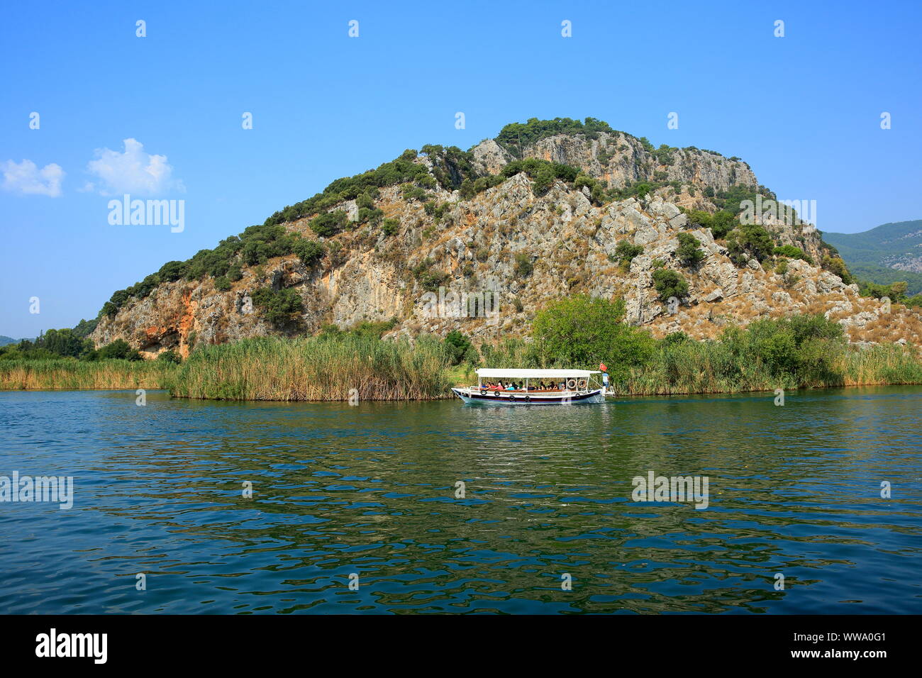 I visitatori di andare in barca al protetto Iztuzu beach a Dalyan, conosciuta come la zona dove la tartaruga tartarughe deporre le uova, sono in aumento ogni anno. Turchia Foto Stock