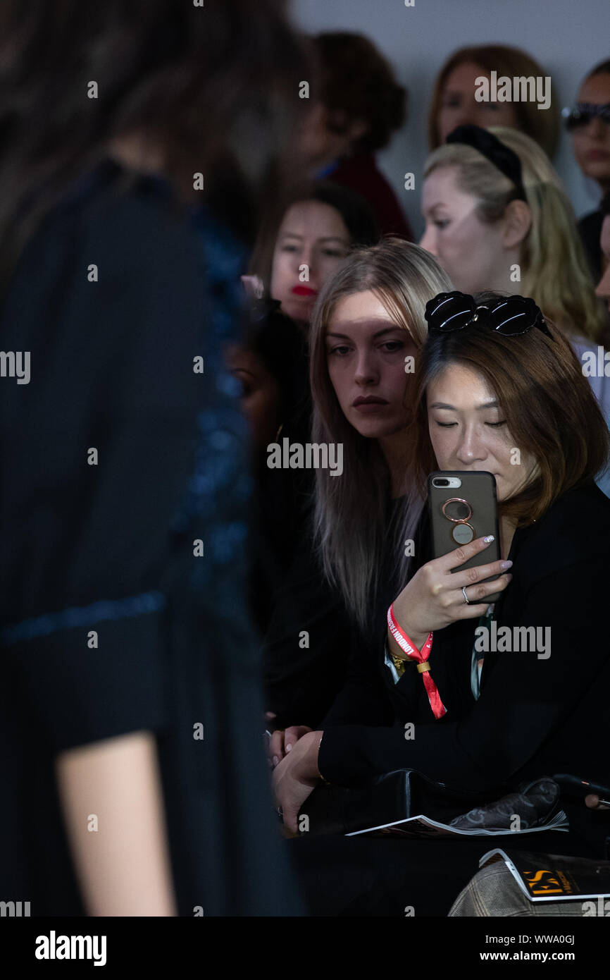 I membri del pubblico visualizza un Alexa Chung passerella pubblico spettacolo al BFC visualizza lo spazio, Strand, Londra, durante la primavera/estate 2020 London Fashion Week. Foto Stock