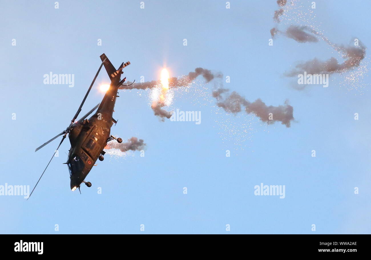 Bruxelles, Belgio. Xiii Sep, 2019. Un elicottero Agusta A-109 belga della Air Force vola al Sanicole Airshow tramonto in Hechtel, Belgio, Sett. 13, 2019. Credito: Wang Xiaojun/Xinhua/Alamy Live News Foto Stock