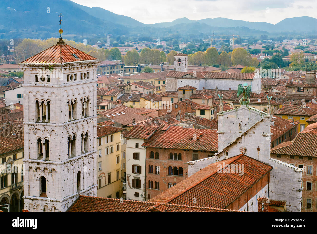 Vista dall'alto di Lucca dalla parte superiore - Italiano tetti rossi paesaggio Foto Stock