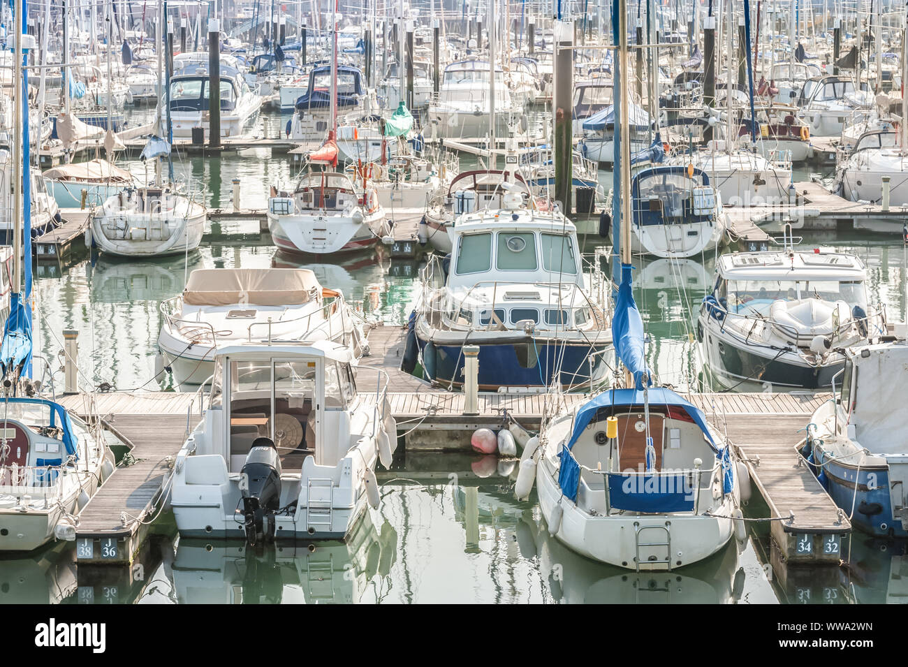 Affollata la nautica marina con un sacco di yacht e piccole imbarcazioni da diporto - nessuna identificazione del prodotto o i nomi Foto Stock