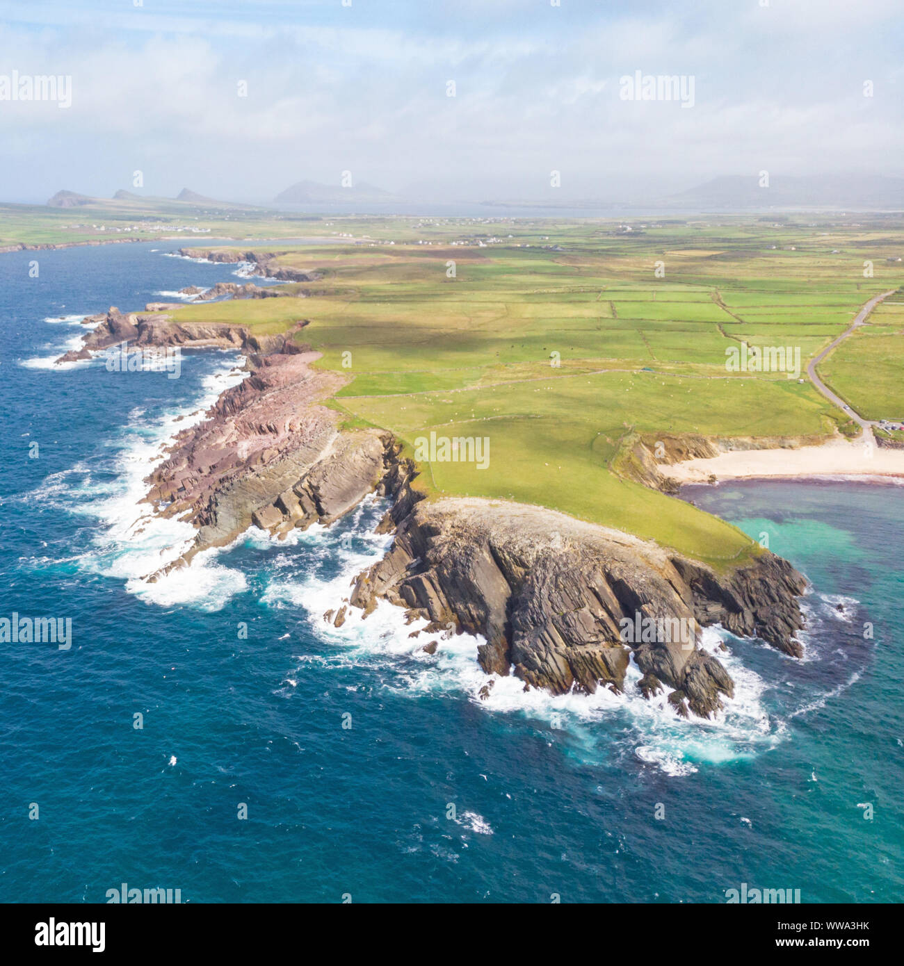Una veduta aerea di Clogher Strand spiaggia nella penisola di Dingle, nella contea di Kerry in Irlanda. Foto Stock