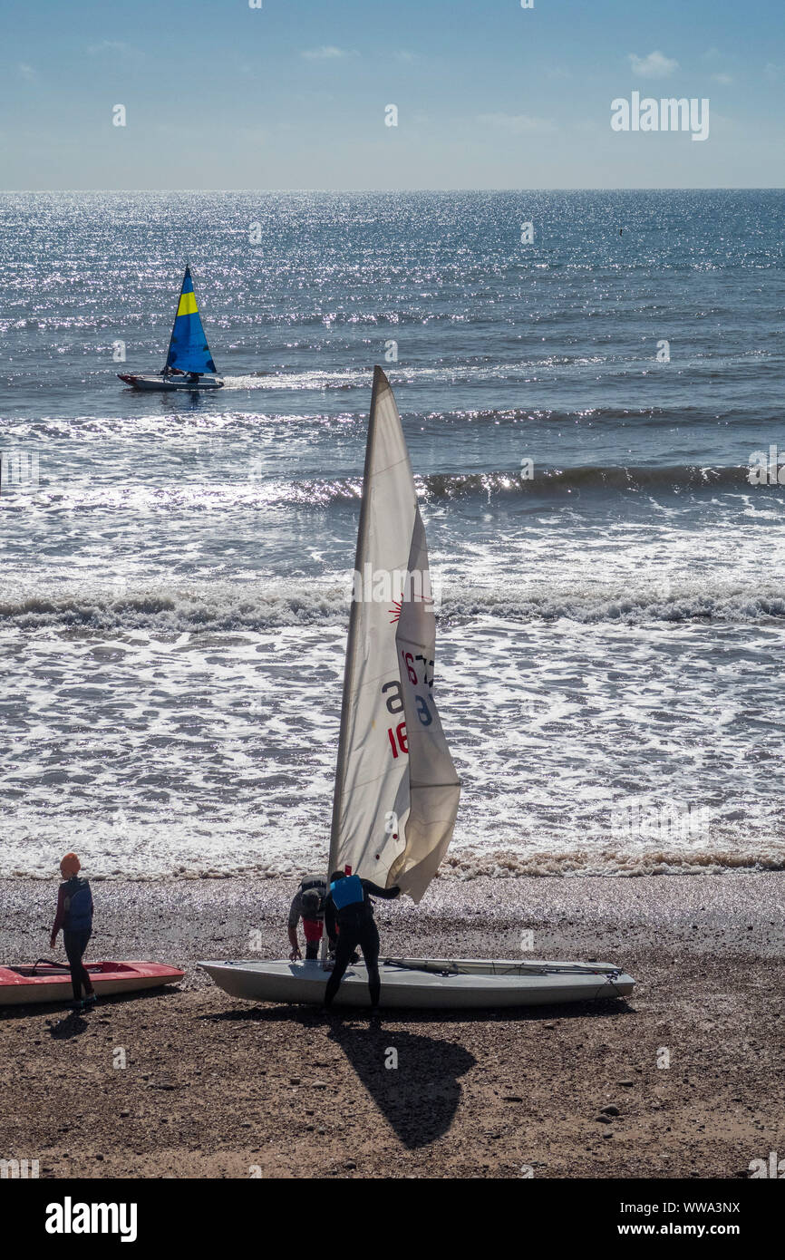 Sidmouth, Devon, 14 Sett 19. La gente a prepararsi per una giornata in barca dalla spiaggia a Sidmouth, nel Devon, in un weekend di un tempo favoloso. La previsione è per sole e temperature calde di continuare bene nella prossima settimana. Foto centrali/Alamy Live News Foto Stock