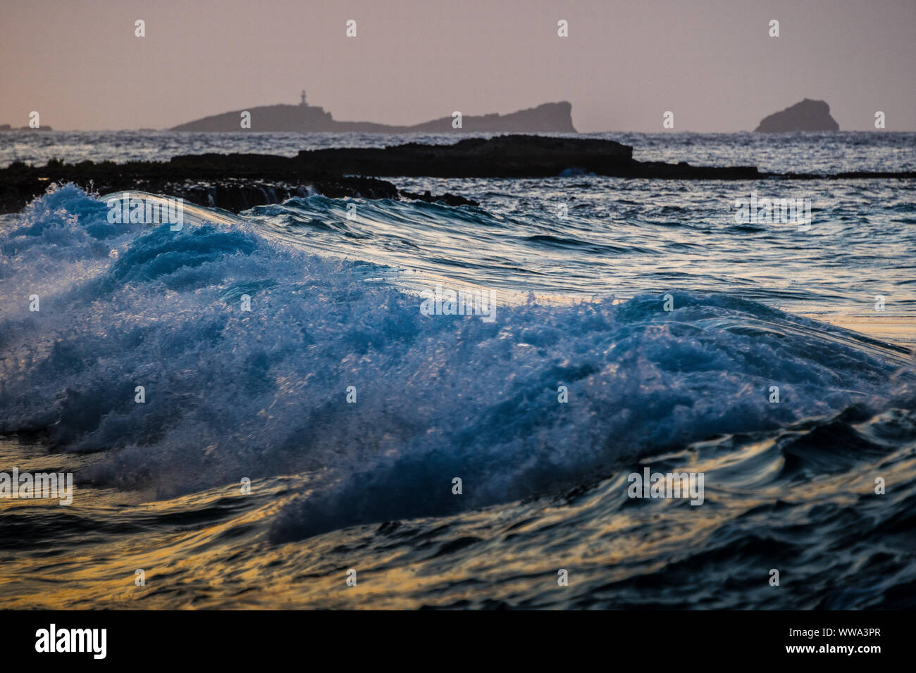 Ibiza/Spagna - 12 Settembre 2019: mare ondeggiante di fronte a piccole isole a cala de Comte Foto Stock