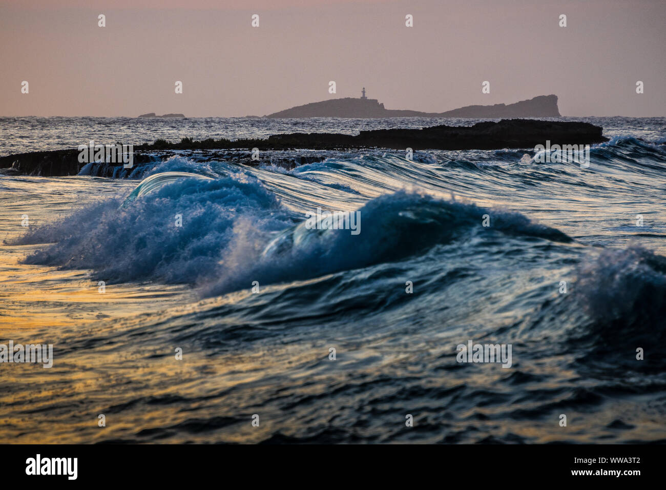 Ibiza/Spagna - 12 Settembre 2019: mare ondeggiante di fronte a piccole isole a cala de Comte Foto Stock