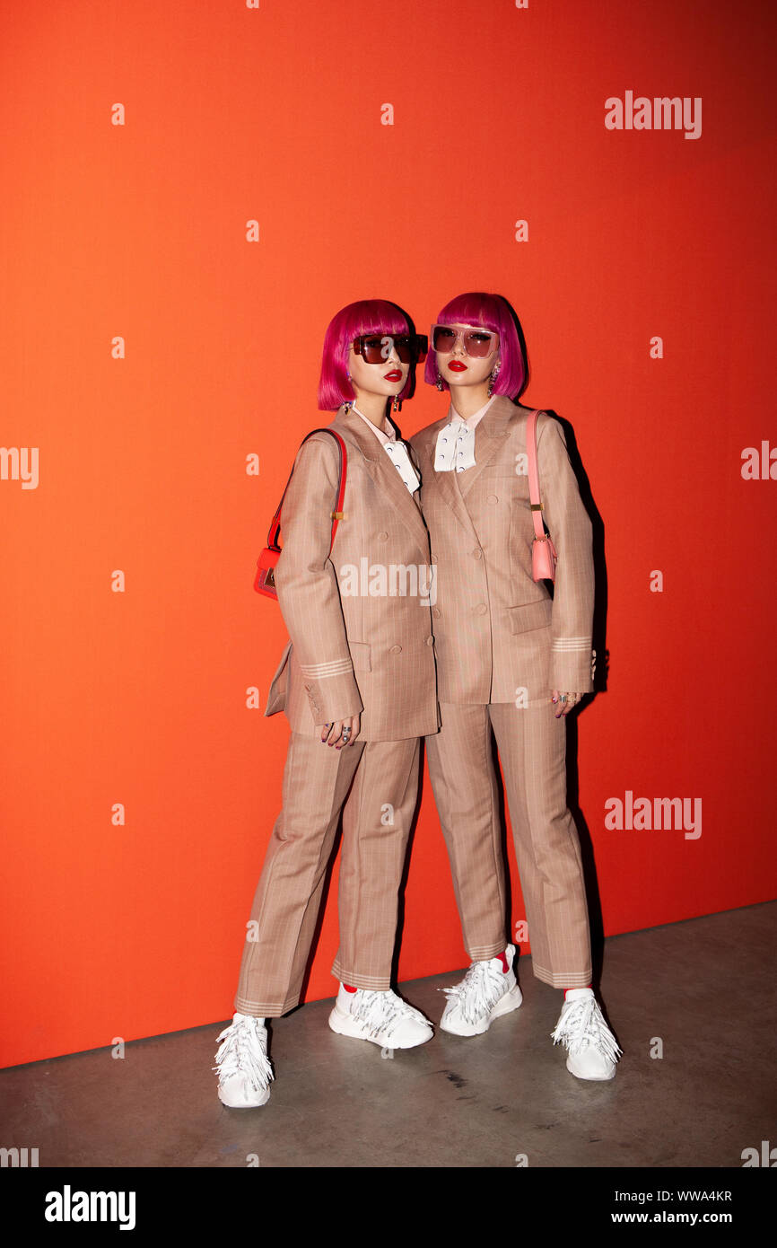 Tokyo gemelli Ami & Aya sulla bancata anteriore durante le porte 1961 Primavera/Estate 2020 London Fashion Week mostra alla Tate Modern di Londra. Foto Stock