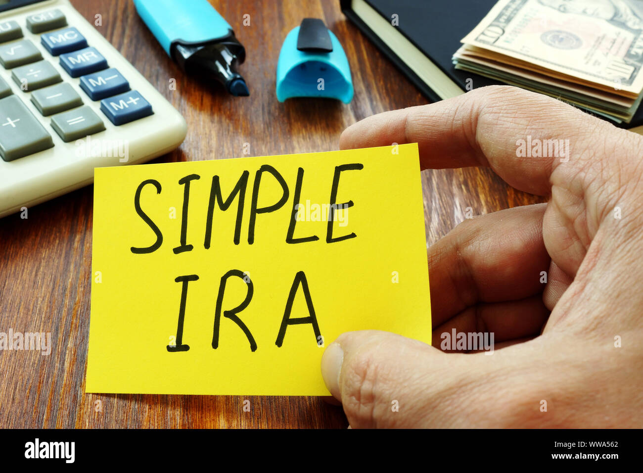 Semplice IRA piano di pensionamento nelle mani di un uomo. Foto Stock