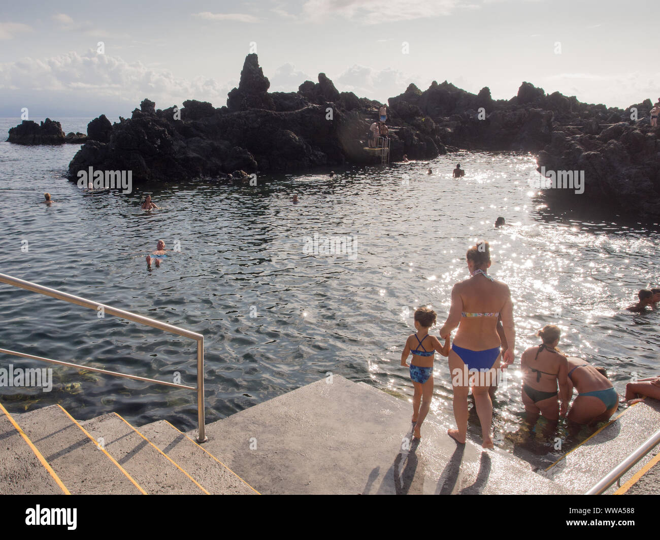 Poca das Frades, un oceano naturale piscina in Velas, Sao Jorge Island, Azzorre Foto Stock